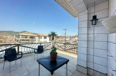 Residência para venda no bairro santa maria, com 3 dormitórios, sendo 1 suíte, e vaga de garagem para 3 veículos.