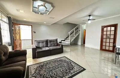 Sobrado tríplex no bairro vila cascatinha em são vicente.