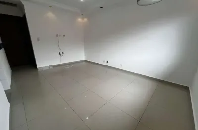 Casa à venda, sobreposta alta, 2 quartos, garagem para 1 carro.
