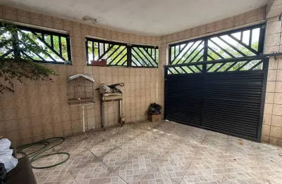 Saia do Aluguel em São Vicente! Casa com 2 Dormitórios, Quintal e Vaga de Garagem