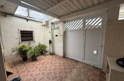 Casa Ampla em Santos! 3 Dormitórios com Quintal e Vaga no Bairro Castelo