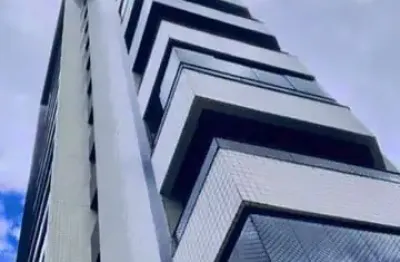 Vendo cobertura de 370 metros com vista para a praça de casa forte.