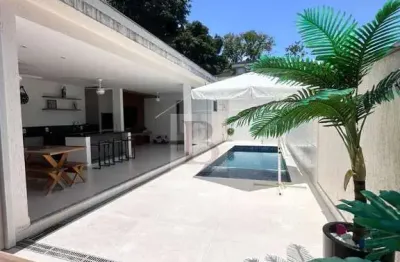 Linda Casa à venda em Itaipu, Niterói-RJ, com 4 quartos, 1 suíte, 1 sala, 3 vagas de garagem e 225m² de área.