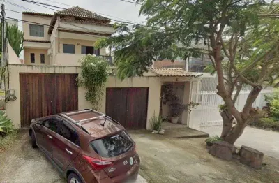 Excelente casa de 5 quartos e 3 suítes com piscina em camboinhas niterói