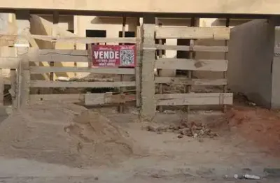 Casa 2 quartos com suíte, varanda, quintal nos fundos e na frente com 2 vagas