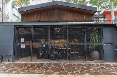 Casa Comercial para Locação em Porto Alegre-RS - Bairro Auxiliadora com 3 Quartos, 3 Salas, 2 Banheiros e 405m² de Área