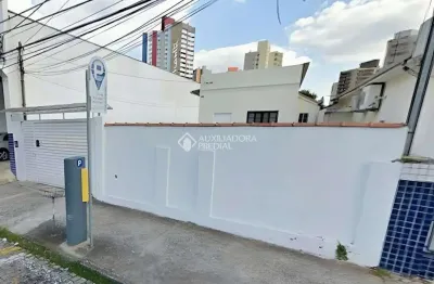 Terreno com 400m², excelente oportunidade de investimento de uso comercial ou residencial.