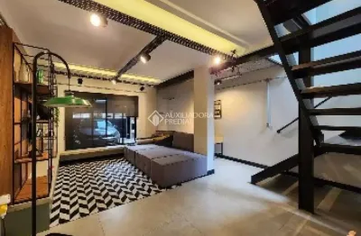Imóvel amplo à venda com 3 quartos, sendo 1 suíte, e 3 banheiros no total.