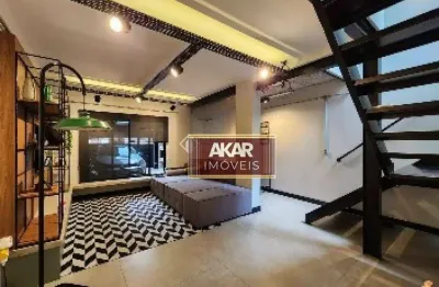 Imóvel amplo à venda com 3 quartos, sendo 1 suíte, e 3 banheiros no total.