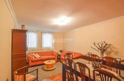Casa à venda com 3 quartos, sendo 1 suíte, e 3 banheiros no total.