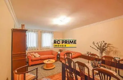 Casa à venda com 3 quartos, sendo 1 suíte, e 3 banheiros no total.