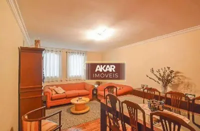 Casa à venda com 3 quartos, sendo 1 suíte, e 3 banheiros no total.