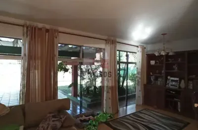 Casa térrea com 3 suítes, amplo terreno e excelente localização - pronta para morar!