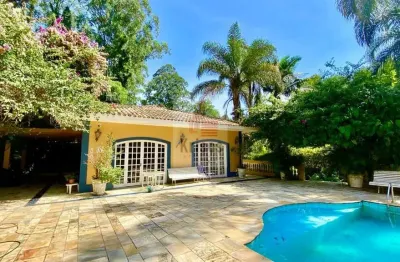 LINDA CASA TÉRREA - 07 Suítes, Sala de Jantar, Sala de Estar, Sala de TV,  Cozinha, sendo toda Avara