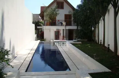 Casa em condomínio com 3 suítes, sendo 2 com varanda e mezanino e piscina exclusiva!