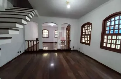 Seu novo lar espera por você: sobrado em rua fechada com 3 dormitórios e 2 vagas próximo ao metrô .