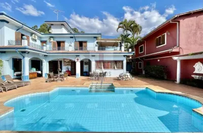 Duplex de alto padrão com duas casas em lote plano!
