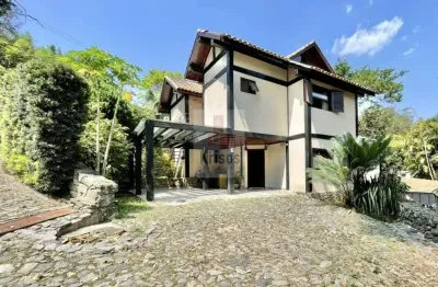 Exclusiva casa integrada à natureza na charme da fazendinha!