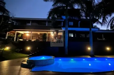 Espetacular casa nova na fazendinha: espaço, conforto e privacidade em meio à natureza.