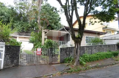 Ampla casa térrea, com edicula e churrasqueira. Próximo a Praça Elis Regina