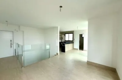 Cobertura de alto padrão, com elevador que vai até o segundo andar e 03 vagas livres!