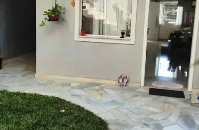 Excelente Sobrado Geminado à Venda no Santa Cândida — 3 Quartos, Excelente Localização e Conforto para Toda a Família