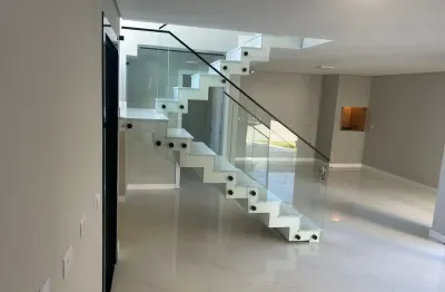 Confortável sobrado em condomínio fechado no Residencial Boulevard  - Bairro Boa Vista.