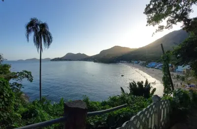 Casa de três quartos na praia brava mangaratiba rj.
