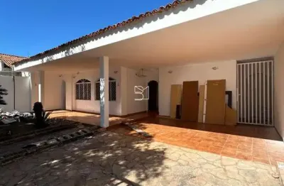 Casa comercial, 3 quartos 1 suíte, sala ampla, despensa, churrasqueira, piscina
