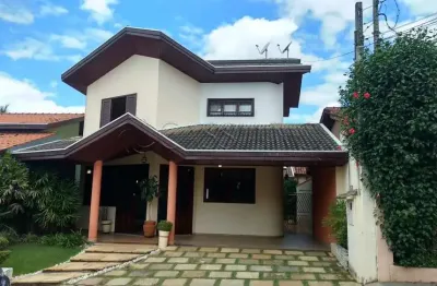 Sobrado à venda de 250m² | 03 dormitórios, sendo 01 suíte e 04 vagas de garagem | condomínio portal da mata - jardim maria cândida | caçapava |