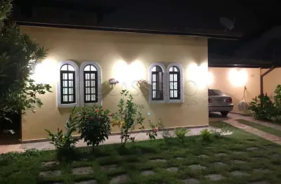 Casa térrea à venda de 120m² | 02 dormitórios, sendo suítes e 04 vagas de garagem | jardim britânia | caraguatatuba |