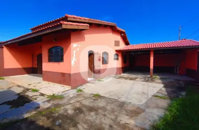 Casa com 3 quartos, 900 metros da praia, quintal grande - escriturada
