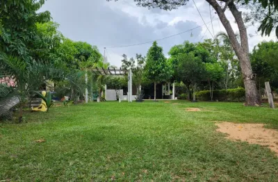 Excelente chácara 3000m2 em condomínio fechado com segurança e área de lazer coletiva.