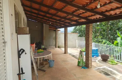 -CASA com 2 quartos, 1 suíte, condomínio fechado, ótima localização.