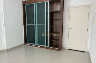Apto. com 01 dormt. - 57m2 - varanda - vaga de garagem coberta -andar alto
