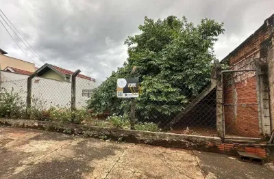 Terreno com 296 m², topografia plana e ótima localização no bairro primeiro de maio.