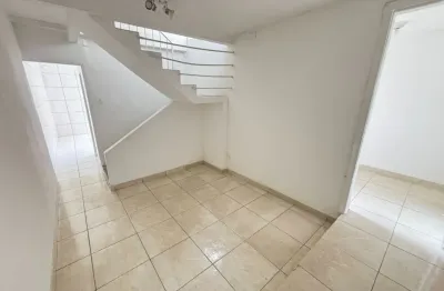 Casa com 2 quartos para alugar na Rua Salvador Sala, 256, Piqueri, São Paulo