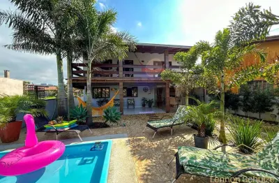 Sobrado com 3 quartos e suíte em barra do sul - praia da salinas