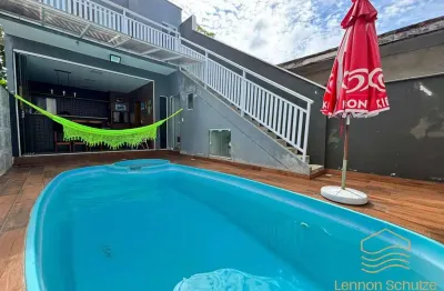 Sobrado geminado com piscina na costeira, balneário barra do sul