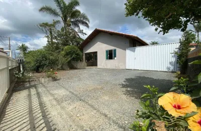 Casa com terreno amplo a 300m do mar - balneário barra do sul- salinas