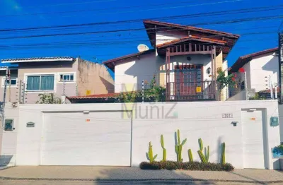 Casa/dúplex com 4 suítes, dependência com banheiro para empregada e área de lazer com churrasqueira.