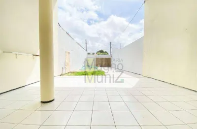 Casa com 3 quartos para alugar, 195 m² por R$ 4.000/ano - Cidade dos Funcionários - Fortaleza/CE