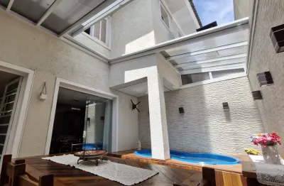 Sobrado em Condomínio Fechado com 3 Suítes e 4 Vagas - Parque São Domingos.