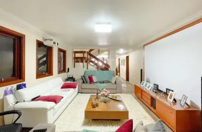 Alto rio preto – sobrado com 4 suítes, piscina e energia solar