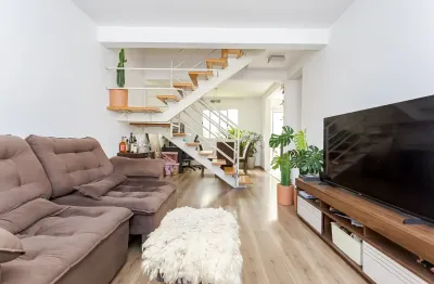 Sobrado com 3 quartos, suíte e amplo quintal no bairro uberaba