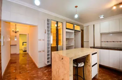 Maravilhosa casa com 3 suítes e 450m² no bacacheri!