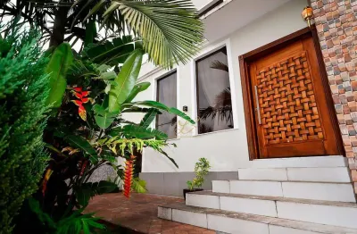 Maravilhosa casa com 3 suítes e 450m² no bacacheri!