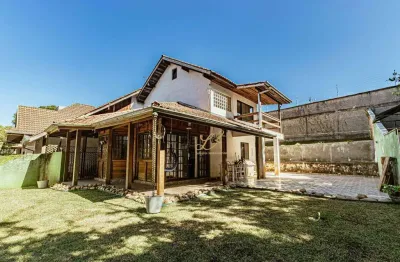 Maravilhosa casa rústica com 220m² em condomínio no abranches!