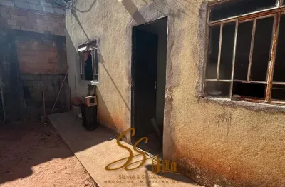 Casa simples no bairro vale dos araçás – mateus leme/mg   localizada em rua asfaltada, em região tranquila.