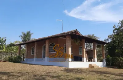 Casa à venda no condomínio icaraí – juatuba/mg   casa em estilo rústico de tijolinhos, composta por: